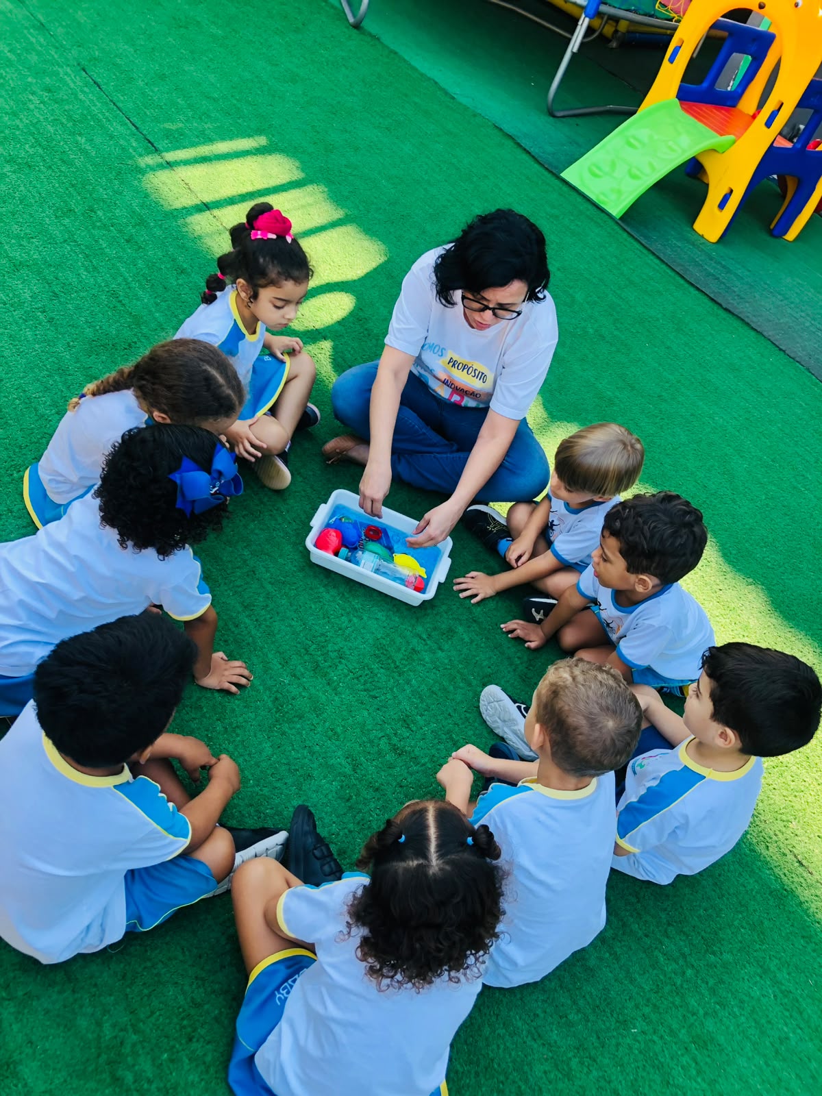 Turma da Espaço Baby reunida em roda para atividade com peças de montar